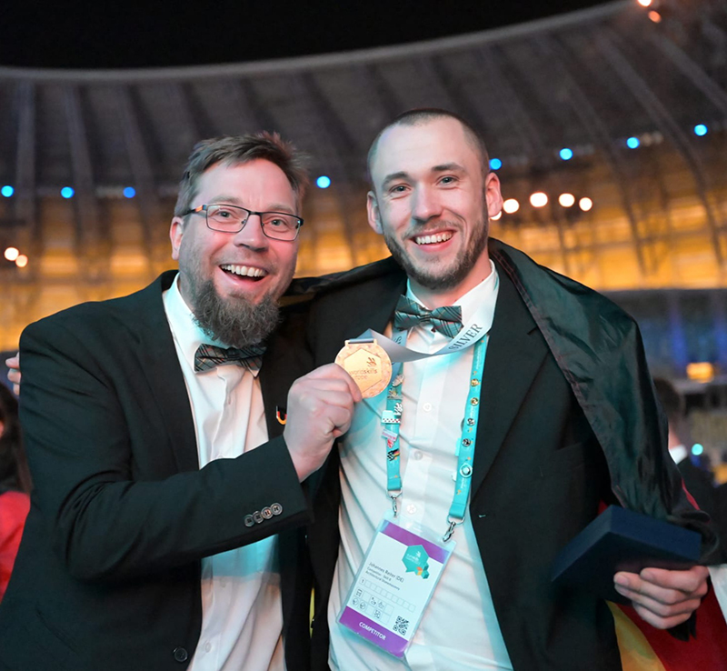 Sichtlich stolz: Experte Aaron Knust mit Vize-Europameister Johannes Reiter