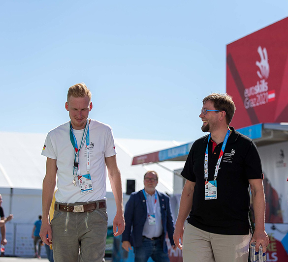 Ruhe vor dem Sturm: Experte Aaron Knust während einer Pause mit Teilnehmer Julian Wally bei den EuroSkills Graz