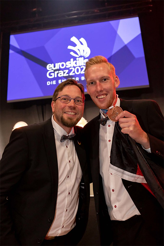 Aaron Knust und Teilnehmer Julian Wally freuen sich über Bronze
