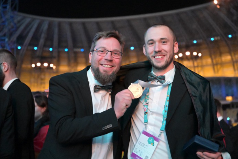 Stolzer Champion: Experte Aaron Knust feiert Silbermedaillengewinner Johannes Reiter