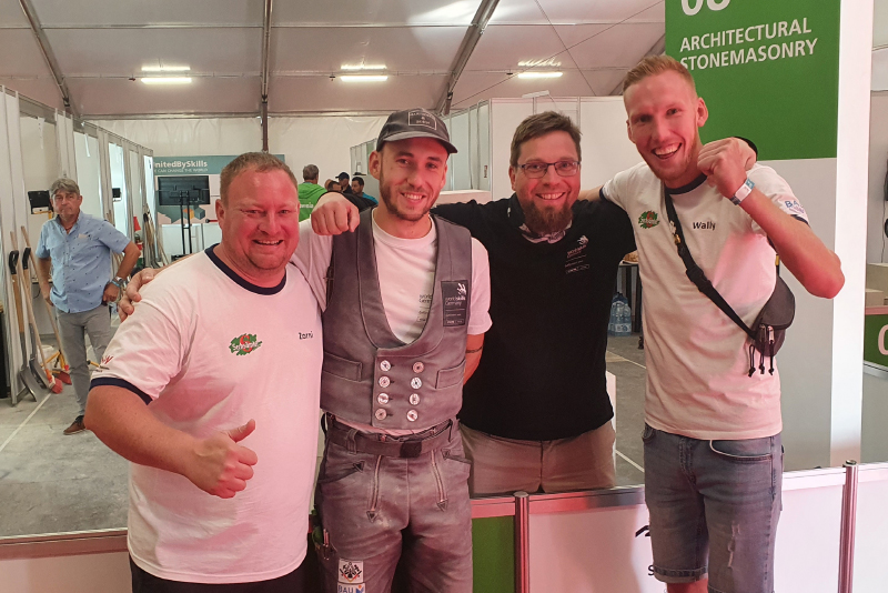 Steinmetz-Nationalteam: Die Trainer Mathias Zorn, Aaron Knust und Julian Wally mit Schützling Johannes Reiter